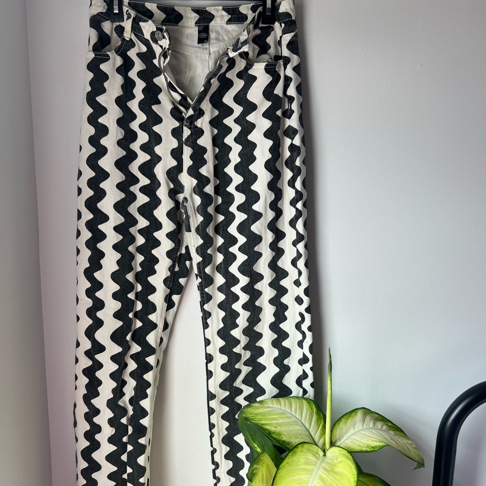 funky and fun wavy pants🖤☕️🐼📞🐇

sz medium